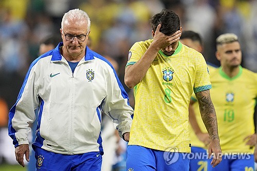 브라질은 7일 미국 라스베이거스에서 위치한 엘리전트 스타디움에서 열린 우루과이와의 2024 CONMEBOL 코파 아메리카 8강에서 승부차기 끝에 패했다. 토너먼트 첫 경기부터 남미 강호 우루과이를 만난 브라질은 선수 1명이 퇴장을 당해 수적 열세에 처한 우루과이를 상대로 골을 넣지 못하면서 0 대 0으로 경기를 마쳤다. 결국 경기는 승부차기로 넘어갔는데 승부차기에서 브라질이 2명이 실축해 2 대 4로 패하면서 준결승행 티켓을 우루과이에 넘겨줬다. 연합뉴스