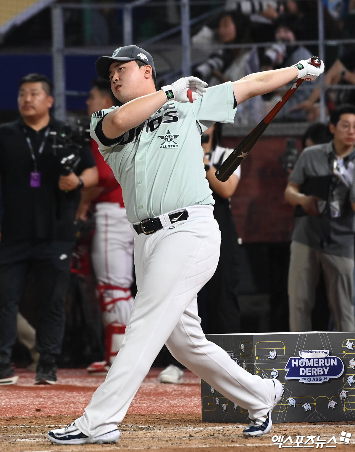 NC 포수 김형준은 6일 인천 SSG랜더스필드에서 열린 '2024 신한 SOL Bank KBO 리그 올스타전'에서 나눔 올스타로 출전했다. 4회말 박동원을 대신해 대수비로 출격하며 생애 첫 올스타전을 경험했다. 인천, 박지영 기자