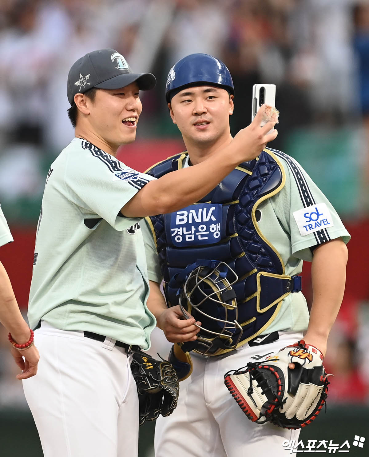 NC 포수 김형준(오른쪽)은 6일 인천 SSG랜더스필드에서 열린 '2024 신한 SOL Bank KBO 리그 올스타전'에서 나눔 올스타로 출전했다. 4회말 박동원을 대신해 대수비로 출격하며 생애 첫 올스타전을 경험했다. 인천, 박지영 기자