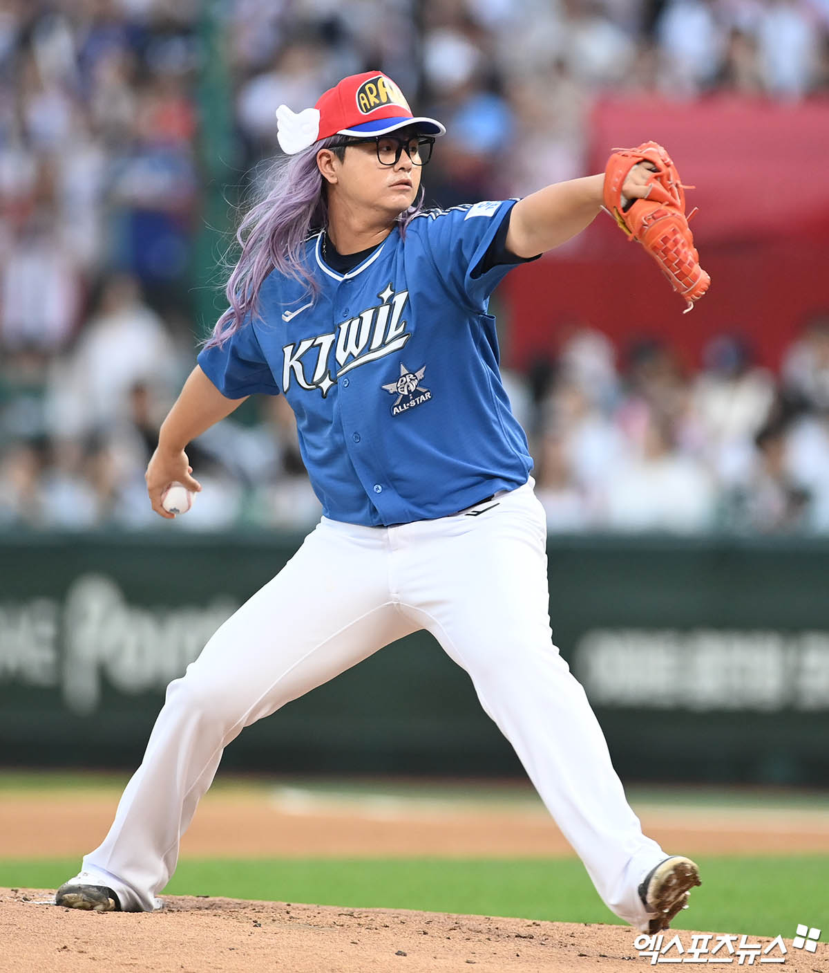 KT 위즈 김민이 지난 6일 인천 SSG랜더스필드에서 열린 2024 신한 SOL Bank KBO 올스타전에 닥터슬럼프 아리 분장을 하고 등판해 투구하고 있다. 엑스포츠뉴스 DB