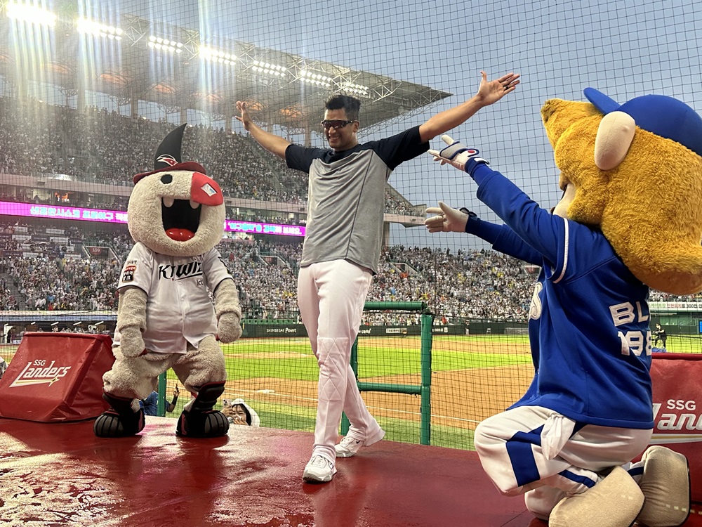 KT 위즈 윌리엄 쿠에바스가 지난 6일 인천 SSG랜더스필드에서 열린 2024 신한 SOL Bank KBO 올스타전 도중 클리닝타임에 응원단상에 올라 춤추고 있다. KT 위즈 제공