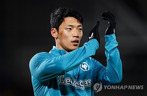 로베르토 데 제르비 감독이 프랑스 리그앙에서 독주 체제를 굳힌 PSG(파리 생제르맹)를 꺾겠다는 당찬 선언을 했다. PSG를 꺾겠다는 야망을 달성하기 위한 첫 단추는 다름아닌 현역 코리안 프리미어리거 황희찬이 될 가능성도 존재한다. 프랑스 유력지 레퀴프에 따르면 마르세유가 황희찬을 영입 리스트에 올려뒀다. 레퀴프는 황희찬이 데 제르비 감독의 스타일에 적합한 선수라고 평가하고 있다. 사진 연합뉴스