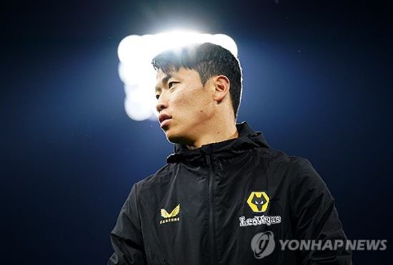 로베르토 데 제르비 감독이 프랑스 리그앙에서 독주 체제를 굳힌 PSG(파리 생제르맹)를 꺾겠다는 당찬 선언을 했다. PSG를 꺾겠다는 야망을 달성하기 위한 첫 단추는 다름아닌 현역 코리안 프리미어리거 황희찬이 될 가능성도 존재한다. 프랑스 유력지 레퀴프에 따르면 마르세유가 황희찬을 영입 리스트에 올려뒀다. 레퀴프는 황희찬이 데 제르비 감독의 스타일에 적합한 선수라고 평가하고 있다. 사진 연합뉴스