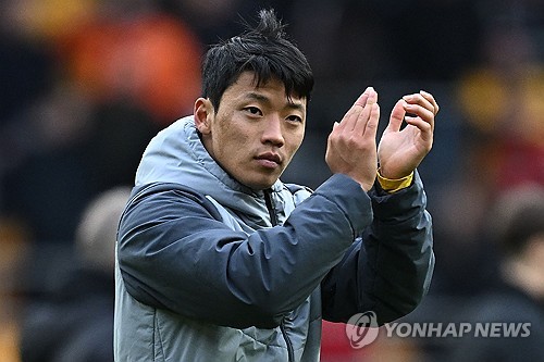 로베르토 데 제르비 감독이 프랑스 리그앙에서 독주 체제를 굳힌 PSG(파리 생제르맹)를 꺾겠다는 당찬 선언을 했다. PSG를 꺾겠다는 야망을 달성하기 위한 첫 단추는 다름아닌 현역 코리안 프리미어리거 황희찬이 될 가능성도 존재한다. 프랑스 유력지 레퀴프에 따르면 마르세유가 황희찬을 영입 리스트에 올려뒀다. 레퀴프는 황희찬이 데 제르비 감독의 스타일에 적합한 선수라고 평가하고 있다. 사진 연합뉴스