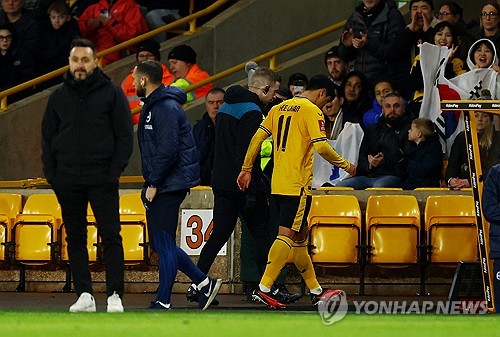 로베르토 데 제르비 감독이 프랑스 리그앙에서 독주 체제를 굳힌 PSG(파리 생제르맹)를 꺾겠다는 당찬 선언을 했다. PSG를 꺾겠다는 야망을 달성하기 위한 첫 단추는 다름아닌 현역 코리안 프리미어리거 황희찬이 될 가능성도 존재한다. 프랑스 유력지 레퀴프에 따르면 마르세유가 황희찬을 영입 리스트에 올려뒀다. 레퀴프는 황희찬이 데 제르비 감독의 스타일에 적합한 선수라고 평가하고 있다. 사진 연합뉴스