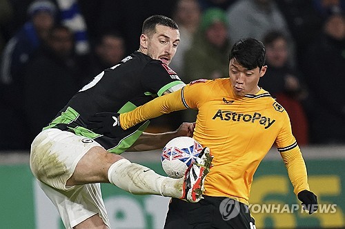 로베르토 데 제르비 감독이 프랑스 리그앙에서 독주 체제를 굳힌 PSG(파리 생제르맹)를 꺾겠다는 당찬 선언을 했다. PSG를 꺾겠다는 야망을 달성하기 위한 첫 단추는 다름아닌 현역 코리안 프리미어리거 황희찬이 될 가능성도 존재한다. 프랑스 유력지 레퀴프에 따르면 마르세유가 황희찬을 영입 리스트에 올려뒀다. 레퀴프는 황희찬이 데 제르비 감독의 스타일에 적합한 선수라고 평가하고 있다. 사진 연합뉴스