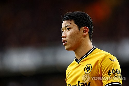 로베르토 데 제르비 감독이 프랑스 리그앙에서 독주 체제를 굳힌 PSG(파리 생제르맹)를 꺾겠다는 당찬 선언을 했다. PSG를 꺾겠다는 야망을 달성하기 위한 첫 단추는 다름아닌 현역 코리안 프리미어리거 황희찬이 될 가능성도 존재한다. 프랑스 유력지 레퀴프에 따르면 마르세유가 황희찬을 영입 리스트에 올려뒀다. 레퀴프는 황희찬이 데 제르비 감독의 스타일에 적합한 선수라고 평가하고 있다. 사진 연합뉴스