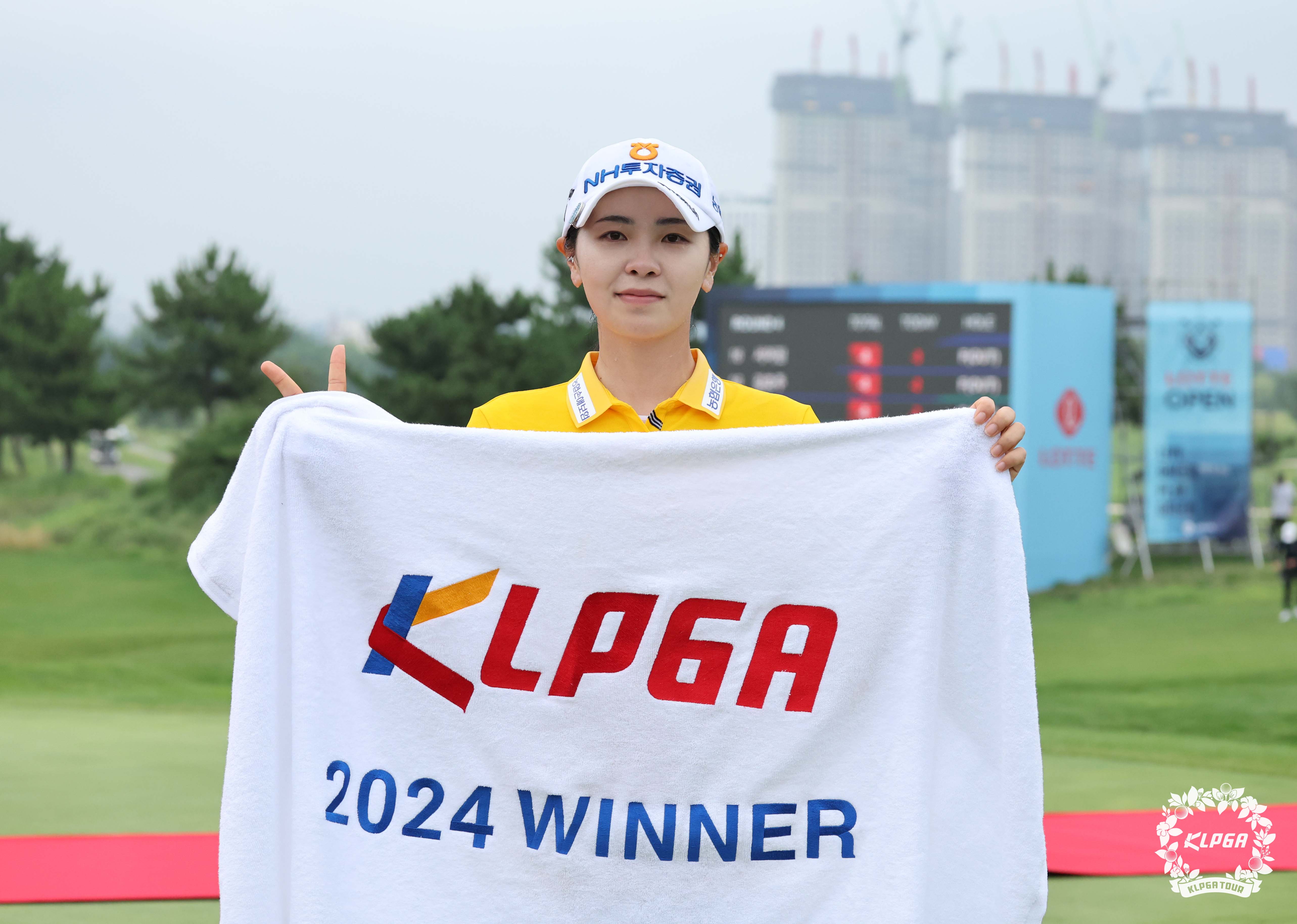 이가영이 7일 인천시 베어즈베스트 청라 골프클럽 미국 오스트랄 아시아 코스에서 열린 KLPGA 투어 롯데 오픈에서 우승한 뒤 기념촬영하고 있다. KLPGA 제공