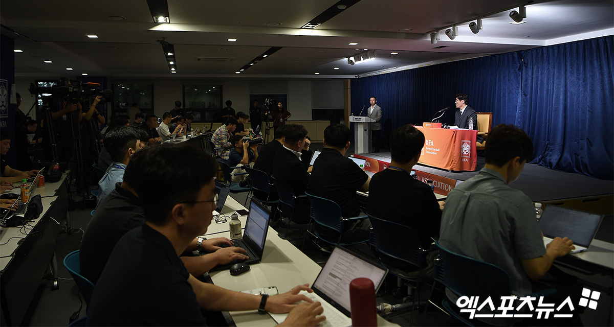 이임생 기술총괄이사가 8일 서울 종로구 신문로에 있는 축구회관에서 홍명보 축구 국가대표팀 선임과 관련해 홍 감독이 최종 후보에 오른 다른 외국인 감독과 비교우위에 있었다고 말했다. 고아라 기자