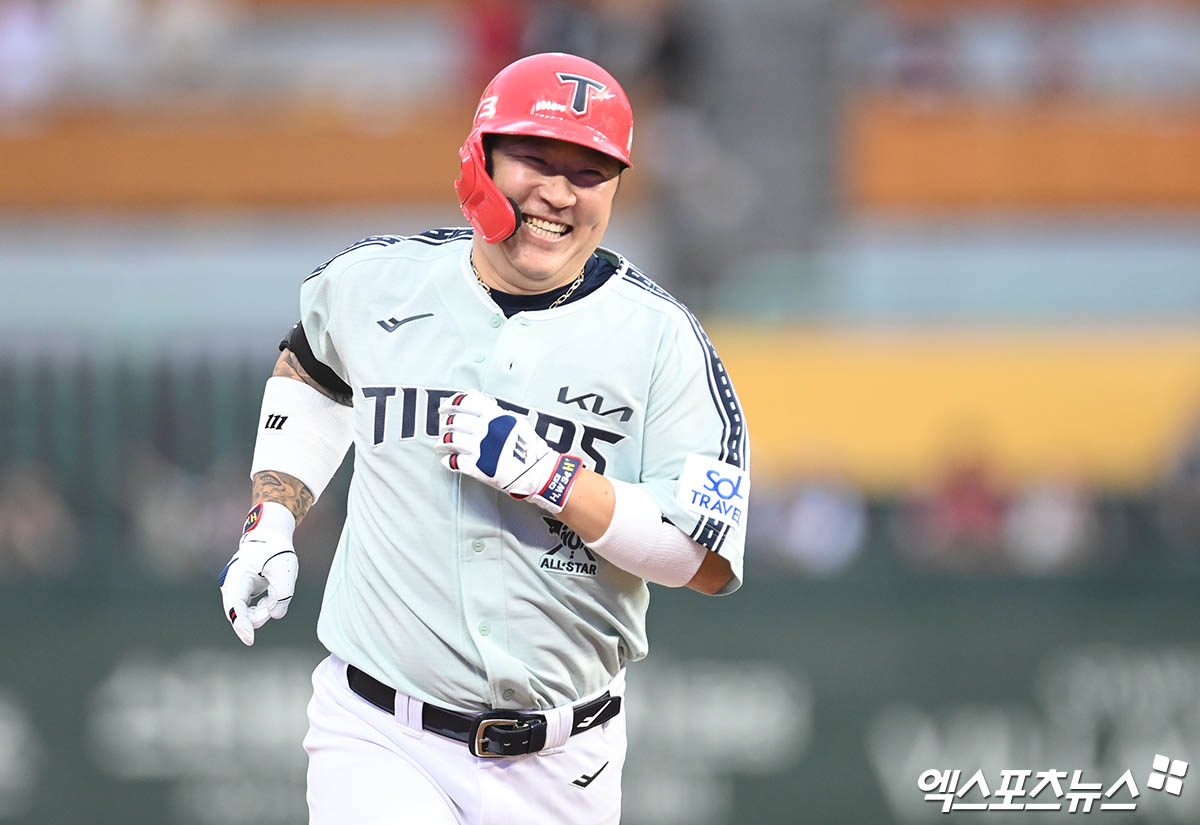 6일 오후 인천SSG랜더스필드에서 열린 '2024 신한 SOL Bank KBO 올스타전' 드림 올스타와 나눔 올스타의 경기, 나눔이 4:2의 스코어로 승리했다. 2회초 나눔 최형우가 선제 솔로 홈런을 때려낸 뒤 베이스를 돌고 있다. 엑스포츠뉴스 DB