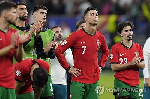 글로벌 축구 전문 매체 골닷컴이 8일(한국시간) 루마니아의 축구 스타 아드리안 무투가 호날두의 은퇴 거부 이유가 자신의 아들과 함께 뛰고 싶기 때문이라고 했다며 이같이 보도했다. 호날두 주니어가 2년 뒤 프로 계약을 맺을 수 있고 2년 뒤 열리는 2026 북중미 월드컵 역시 호날두에게 함께 동기부여가 될 것으로 보인다. 연합뉴스