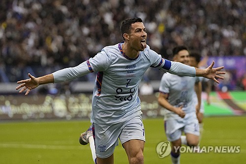 글로벌 축구 전문 매체 골닷컴이 8일(한국시간) 루마니아의 축구 스타 아드리안 무투가 호날두의 은퇴 거부 이유가 자신의 아들과 함께 뛰고 싶기 때문이라고 했다며 이같이 보도했다. 호날두 주니어가 2년 뒤 프로 계약을 맺을 수 있고 2년 뒤 열리는 2026 북중미 월드컵 역시 호날두에게 함께 동기부여가 될 것으로 보인다. 연합뉴스