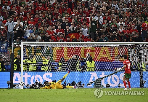 미러는 8일(한국시간) 루마니아의 축구 스타 아드리안 무투가 호날두의 은퇴 거부 이유가 자신의 아들과 함께 뛰고 싶기 때문이라고 했다며 이같이 보도했다. 호날두 주니어가 2년 뒤 프로 계약을 맺을 수 있고 2년 뒤 열리는 2026 북중미 월드컵 역시 호날두에게 함께 동기부여가 될 것으로 보인다. 연합뉴스