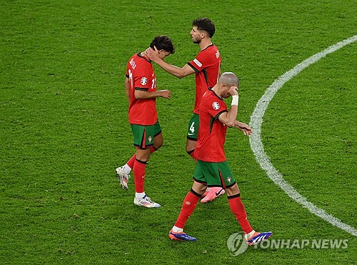 미러는 8일(한국시간) 루마니아의 축구 스타 아드리안 무투가 호날두의 은퇴 거부 이유가 자신의 아들과 함께 뛰고 싶기 때문이라고 했다며 이같이 보도했다. 호날두 주니어가 2년 뒤 프로 계약을 맺을 수 있고 2년 뒤 열리는 2026 북중미 월드컵 역시 호날두에게 함께 동기부여가 될 것으로 보인다. 연합뉴스