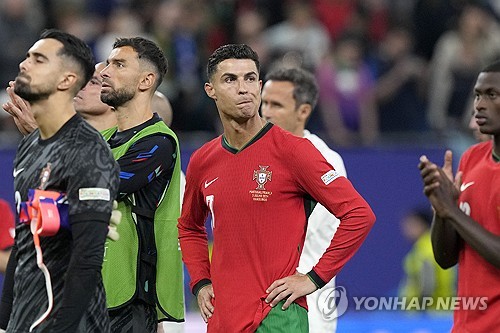 미러는 8일(한국시간) 루마니아의 축구 스타 아드리안 무투가 호날두의 은퇴 거부 이유가 자신의 아들과 함께 뛰고 싶기 때문이라고 했다며 이같이 보도했다. 호날두 주니어가 2년 뒤 프로 계약을 맺을 수 있고 2년 뒤 열리는 2026 북중미 월드컵 역시 호날두에게 함께 동기부여가 될 것으로 보인다. 연합뉴스