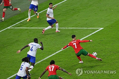 미러는 8일(한국시간) 루마니아의 축구 스타 아드리안 무투가 호날두의 은퇴 거부 이유가 자신의 아들과 함께 뛰고 싶기 때문이라고 했다며 이같이 보도했다. 호날두 주니어가 2년 뒤 프로 계약을 맺을 수 있고 2년 뒤 열리는 2026 북중미 월드컵 역시 호날두에게 함께 동기부여가 될 것으로 보인다. 연합뉴스