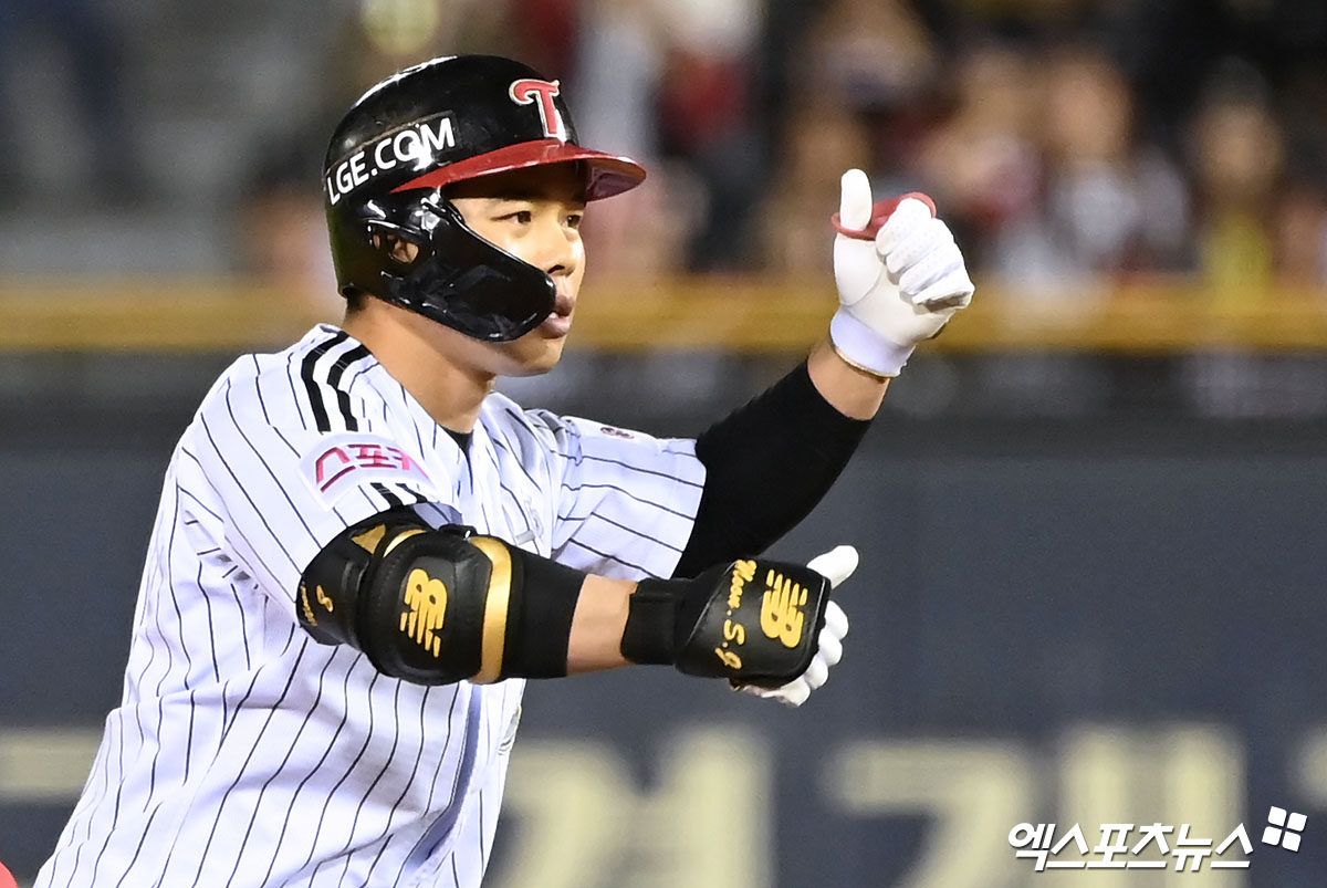 LG 외야수 문성주는 9일 잠실구장에서 열릴 '2024 신한 SOL Bank KBO 리그' KIA 타이거즈와 주중 3연전 첫 경기에서 2번 지명타자로 선발 출전한다. 문성주는 최근 햄스트링 부상에서 복귀. 수비 출전까지는 좀 더 시간이 필요할 전망이다. 엑스포츠뉴스 DB