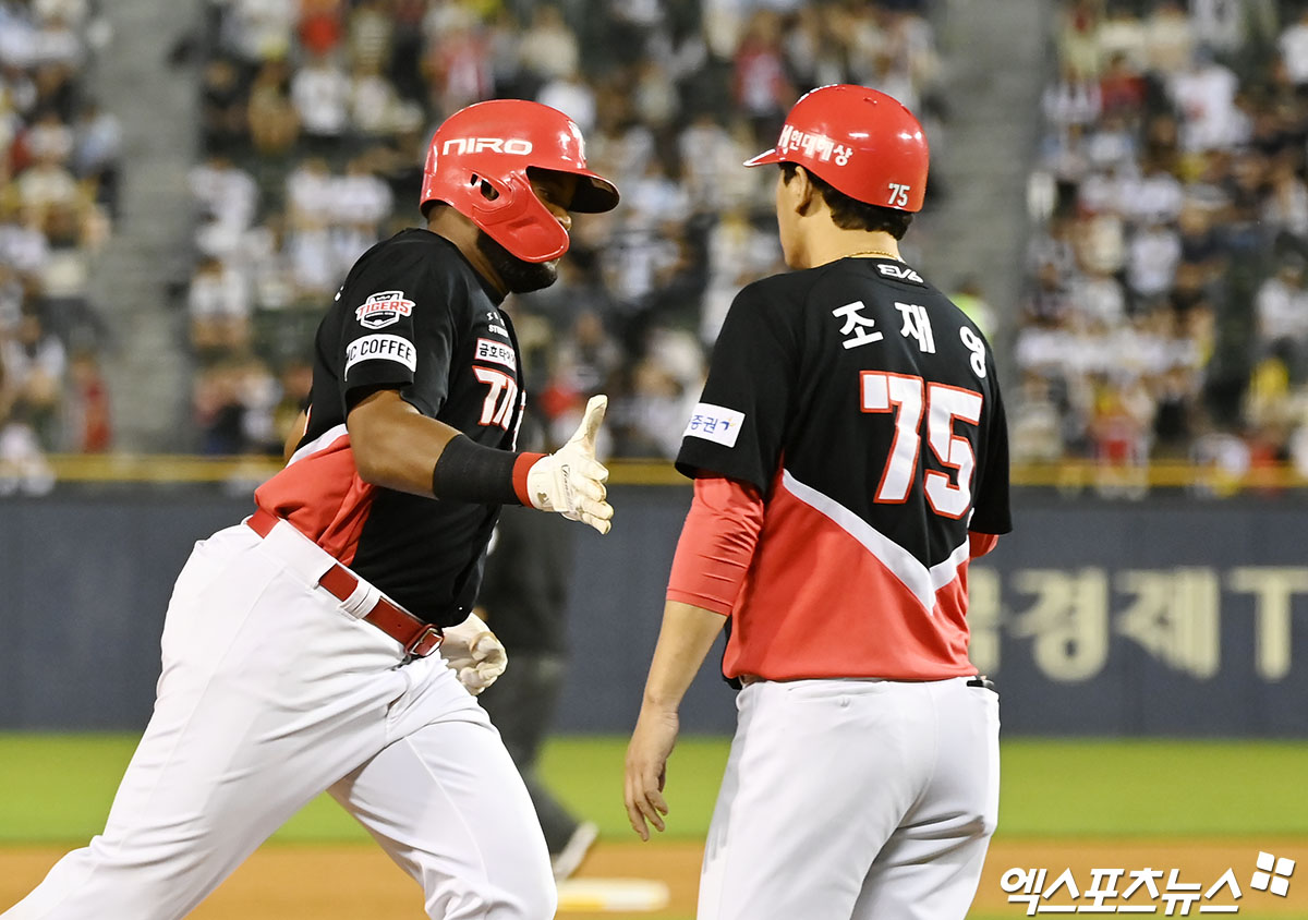 KIA 외야수 소크라테스(왼쪽)는 9일 잠실구장에서 열릴 '2024 신한 SOL Bank KBO 리그' LG와 주중 3연전 첫 경기에서 1번타자 좌익수로 선발 출전한다. 소크라테스는 올해 첫 리드오프로 출전한다. 엑스포츠뉴스 DB