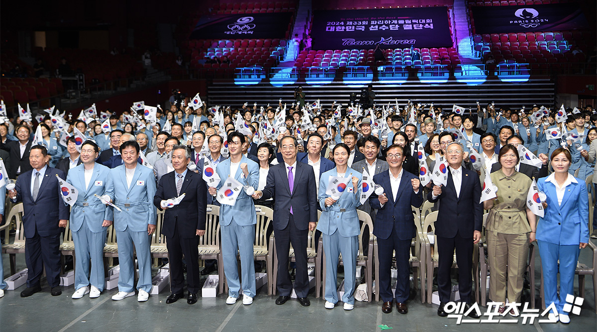 7월 9일 서울 송파구 방이동 올림픽공원 올림픽홀에서 제33회 파리 하계 올림픽 대회 대한민국 선수단 결단식이 열렸다. 한덕수 국무총리, 이기흥 대한체육회장, 장재근 국가대표선수촌장, 정강선 파리올림픽 선수단장, 전재수 국회 문화체육관광위원회 위원장 등이 참석해 선수들을 격려하고 아낌없는 지원을 약속했다. 사진 고아라 기자