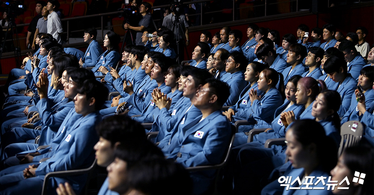 7월 9일 서울 송파구 방이동 올림픽공원 올림픽홀에서 제33회 파리 하계 올림픽 대회 대한민국 선수단 결단식이 열렸다. 한덕수 국무총리, 이기흥 대한체육회장, 장재근 국가대표선수촌장, 정강선 파리올림픽 선수단장, 전재수 국회 문화체육관광위원회 위원장 등이 참석해 선수들을 격려하고 아낌없는 지원을 약속했다. 사진 고아라 기자