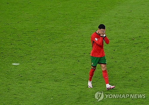 세계적인 슈퍼스타 크리스티아누 호날두가 불혹을 앞둔 나이에도 축구화를 벗지 않으려고 하는 이유가 알려졌다. 호날두가 자신을 따라 축구선수의 꿈을 키우고 있는 아들 크리스티아누 호날두 주니오르(주니어)와 함께 그라운드를 누비는 꿈을 꾸고 있다는 이야기가 나왔다. 이는 과거 첼시, 유벤투스, 피오렌티나 등에서 공격수로 활약했던 전직 축구선수 무투의 주장이다. 사진 연합뉴스