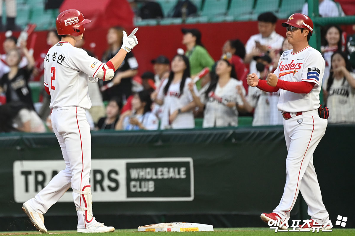 12일 오후 인천SSG랜더스필드에서 열린 '2024 신한 SOL Bank KBO리그' KIA 타이거즈와 SSG 랜더스의 경기, 3회말 2사 1, 3루 SSG 박성한 1타점 적사타를 날린 후. 기뻐하고 있다.