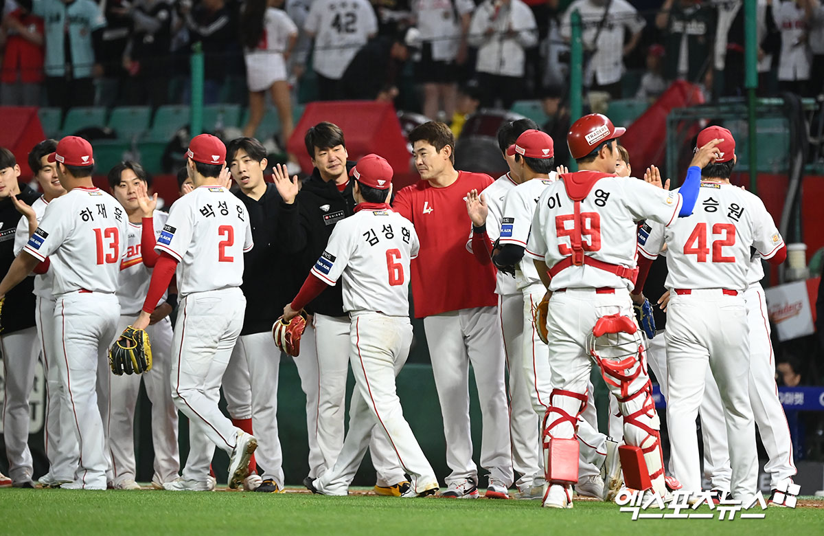 18일 오후 인천SSG랜더스필드에서 열린 '2024 신한 SOL Bank KBO리그' KIA 타이거즈와 SSG 랜더스의 경기, SSG가 한유섬과 에레디아의 홈런포에 힘입어 KIA에 7:5 승리를 거뒀다. 이날 경기에서 승리한 SSG 선수들이 기뻐하고 있다. 엑스포츠뉴스 DB