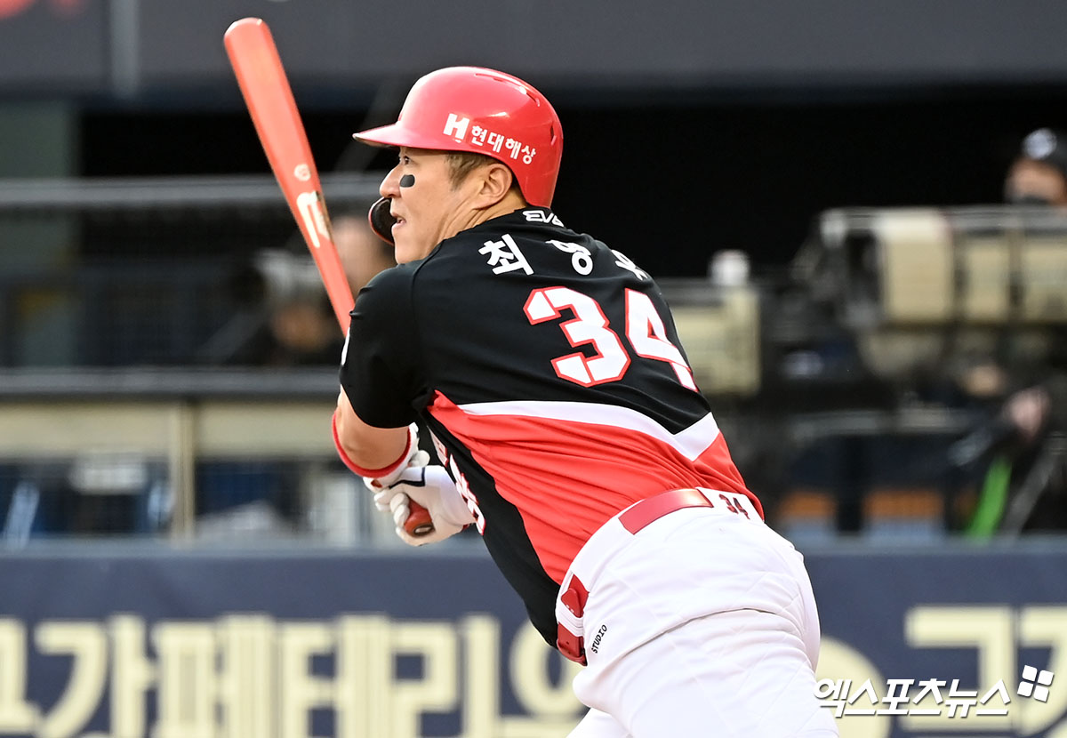 KIA 외야수 최형우는 9일 잠실구장에서 열린 '2024 신한 SOL Bank KBO 리그' LG와 주중 3연전 첫 경기에서 4번 지명타자로 선발 출전했다. 6회초 만루홈런을 터트려 팀 공격에 활력을 불어넣었다. 엑스포츠뉴스 DB