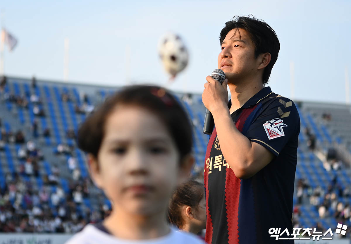 대한축구협회가 국가대표팀 감독 선임에 대한 박주호 국가대표 전력강화위원회 위원의 내부 고발을 놓고 법적 조치 거론하는 가운데 축구팬들이 그의 폭로 동영상에 1만개가 훨씬 넘는 댓글로 응원하는 진풍경이 연출되고 있다.  대한축구협회의 끝없는 실정에 많은 축구팬 혹은 국민들이 사실상 질타를 가하는 것이라는 시각이 적지 않다. 엑스포츠뉴스DB