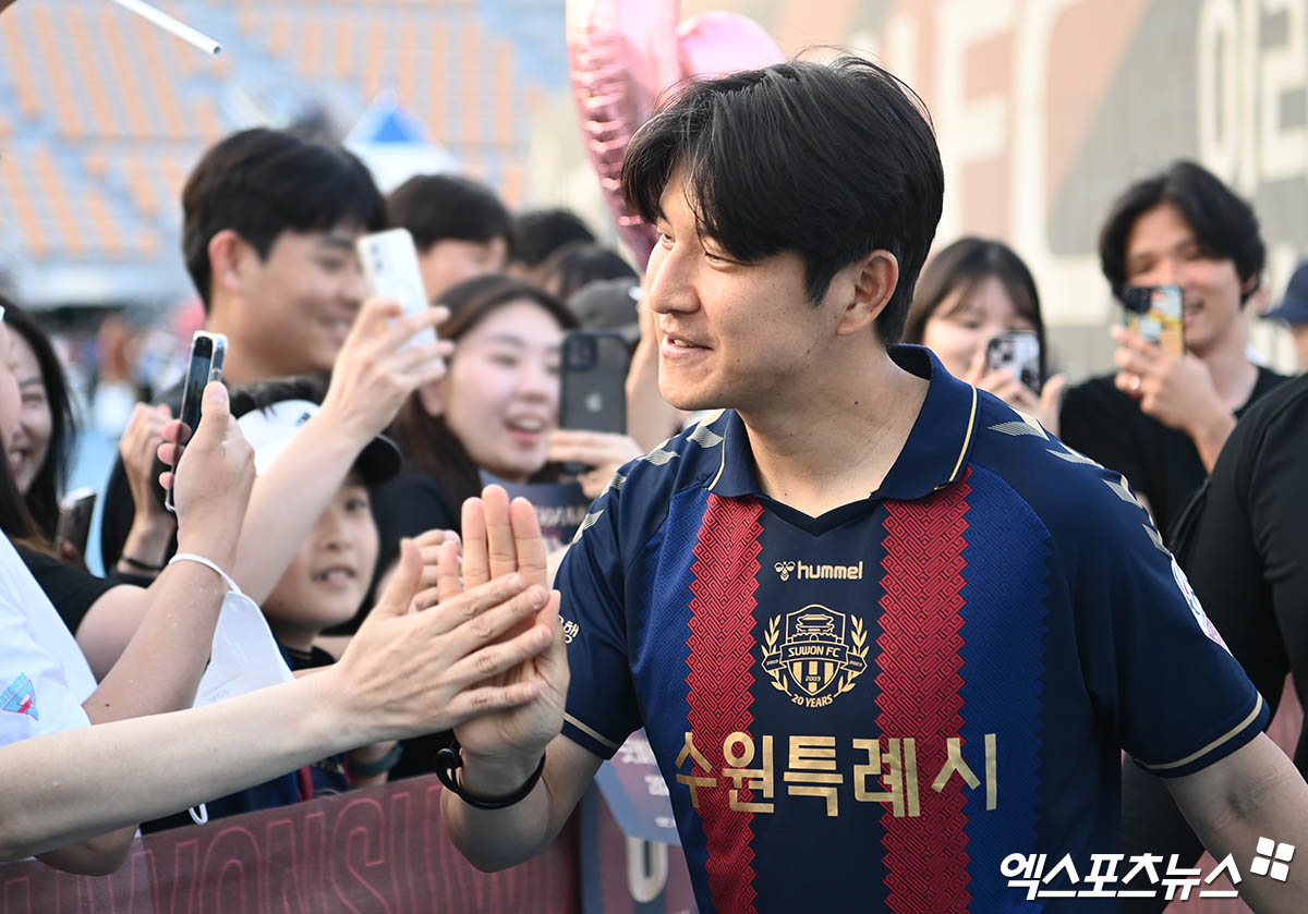 대한축구협회가 국가대표팀 감독 선임에 대한 박주호 국가대표 전력강화위원회 위원의 내부 고발을 놓고 법적 조치 거론하는 가운데 축구팬들이 그의 폭로 동영상에 1만개가 훨씬 넘는 댓글로 응원하는 진풍경이 연출되고 있다.  대한축구협회의 끝없는 실정에 많은 축구팬 혹은 국민들이 사실상 질타를 가하는 것이라는 시각이 적지 않다. 엑스포츠뉴스DB