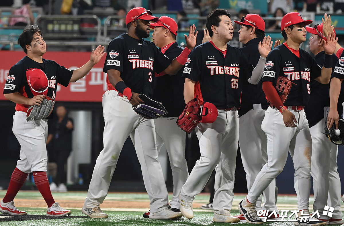 이범호 KIA 감독은 9일 잠실구장에서 열린 '2024 신한 SOL Bank KBO 리그' LG와 주중 3연전 첫 경기에서 팀의 11-4 승리를 지휘했다. 사령탑은 경기 뒤 닷새 휴식을 이겨내고 뜨거운 타격감을 선보인 야수들을 칭찬했다. 엑스포츠뉴스 DB