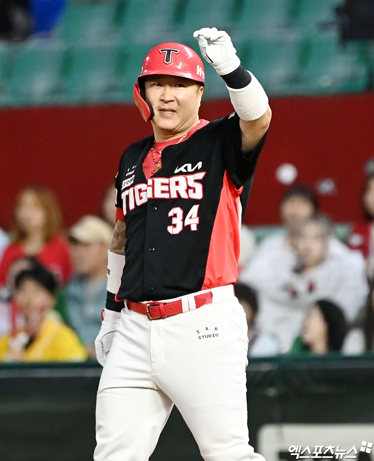 KIA 외야수 최형우는 9일 잠실구장에서 열린 '2024 신한 SOL Bank KBO 리그' LG와 주중 3연전 첫 경기에서 4번 지명타자로 선발 출전했다. 6회초 만루홈런을 터트려 팀 공격에 활력을 불어넣었다. 엑스포츠뉴스 DB