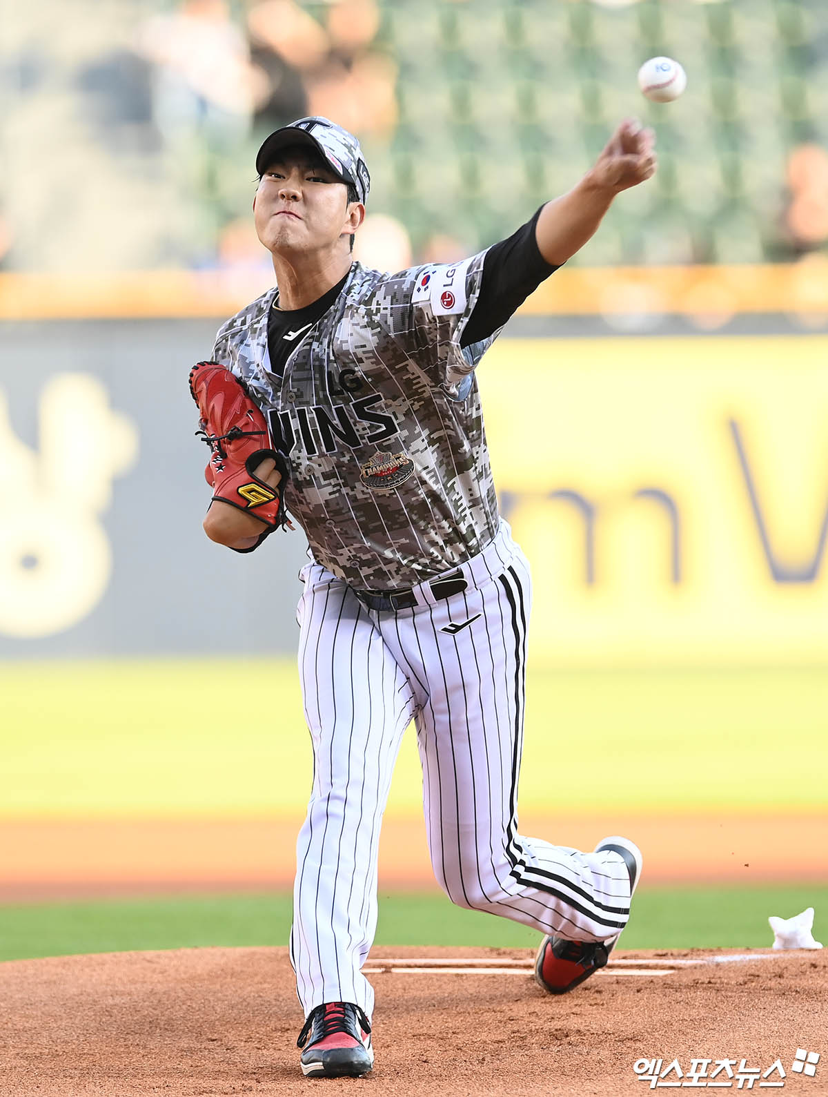 LG 투수 이상영은 9일 잠실구장에서 열린 '2024 신한 SOL Bank KBO 리그' KIA와 주중 3연전 첫 경기에서 구원 등판했다. 6회초 최형우에게 만루 홈런을 맞았지만, 그의 날카로운 슬라이더는 극찬받았다. 엑스포츠뉴스 DB