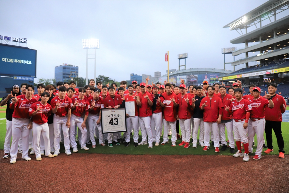 2일 창원NC파크에서 열릴 예정이었던 2024 신한 SOL Bank KBO리그 SSG 랜더스와 NC 다이노스의 경기가 우천으로 취소됐다. 우천취소 이후 그라운드에 나온 SSG 선수들은 구단과 계약을 종료한 대체 외국인 투수 시라카와 케이쇼와 작별의 시간을 가졌다. SSG 랜더스