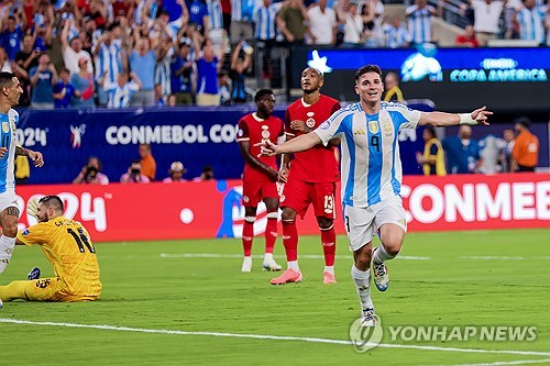 축구의 신 리오넬 메시의 아르헨티나가 조별 예선에 이어 캐나다를 2-0으로 꺾고 결승 진출에 성공했다. 메시는 이번 대회 첫 골이자 쐐기골을 넣으며 경기 최우수 선수에 선정됐고 아르헨티나는 메이저 대회 3연속 결승에 오르게 됐다. 연합뉴스