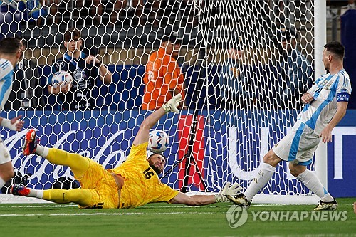 축구의 신 리오넬 메시의 아르헨티나가 조별 예선에 이어 캐나다를 2-0으로 꺾고 결승 진출에 성공했다. 메시는 이번 대회 첫 골이자 쐐기골을 넣으며 경기 최우수 선수에 선정됐고 아르헨티나는 메이저 대회 3연속 결승에 오르게 됐다. 연합뉴스