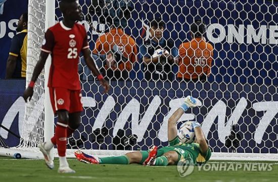 축구의 신 리오넬 메시의 아르헨티나가 조별 예선에 이어 캐나다를 2-0으로 꺾고 결승 진출에 성공했다. 메시는 이번 대회 첫 골이자 쐐기골을 넣으며 경기 최우수 선수에 선정됐고 아르헨티나는 메이저 대회 3연속 결승에 오르게 됐다. 연합뉴스