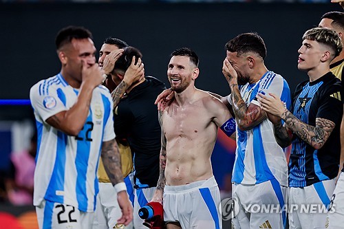 축구의 신 리오넬 메시의 아르헨티나가 조별 예선에 이어 캐나다를 2-0으로 꺾고 결승 진출에 성공했다. 메시는 이번 대회 첫 골이자 쐐기골을 넣으며 경기 최우수 선수에 선정됐고 아르헨티나는 메이저 대회 3연속 결승에 오르게 됐다. 연합뉴스