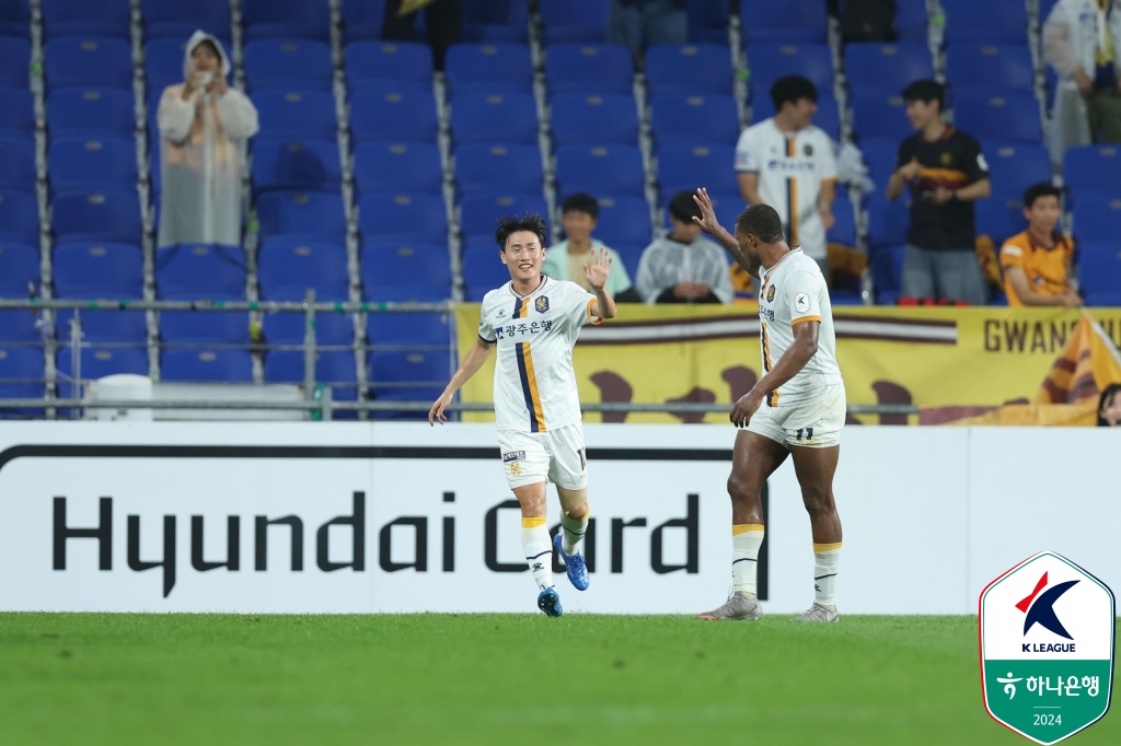 광주FC는 10일 문수축구경기장에서 열린 울산HD와의 하나은행 K리그1 2024 22라운드 원정 경기에서 후반 22분 터진 이희균의 결승골로 1-0 승리했다. 홍명보 감독은 울산을 지휘하는 사실상 마지막 경기를 패배로 마무리했다. 반면 이정효 광주 감독은 통산 100번째 경기에서 50승을 따내는 데 성공했다. 한국프로축구연맹