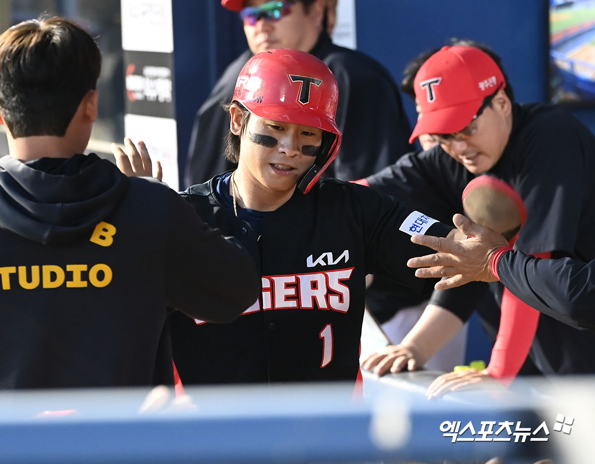 KIA 내야수 박찬호는 10일 잠실구장에서 열린 '2024 신한 SOL Bank KBO 리그' LG와 주중 3연전 두 번째 경기에서 9번타자 유격수로 선발 출전했다. 9회초 선두타자 2루타로 동점의 포문을 열었고, 10회초 끝내기 희생플라이로 결승타를 기록했다. 엑스포츠뉴스 DB