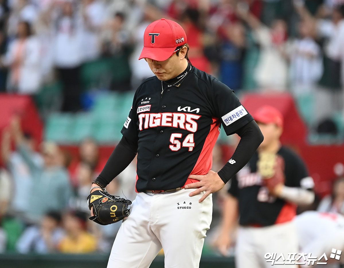 KIA 투수 양현종은 10일 잠실구장에서 열린 '2024 신한 SOL Bank KBO 리그' LG와 주중 3연전 두 번째 경기에서 선발 등판했다. 이날 KBO 리그 최초 400경기 선발 등판에 이어 11시즌 연속 100이닝 투구 등 여러 대기록을 세웠다. 엑스포츠뉴스 DB