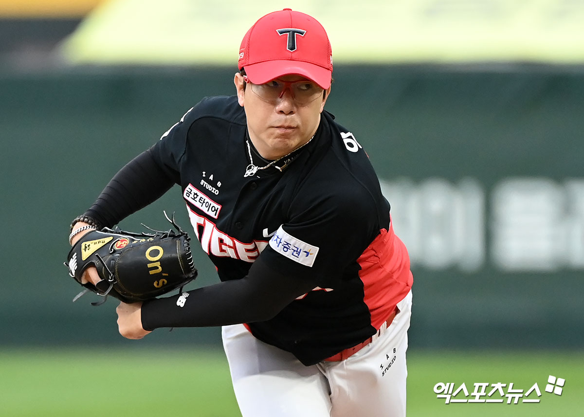 KIA 투수 양현종은 10일 잠실구장에서 열린 '2024 신한 SOL Bank KBO 리그' LG와 주중 3연전 두 번째 경기에서 선발 등판했다. 이날 KBO 리그 최초 400경기 선발 등판에 이어 11시즌 연속 100이닝 투구 등 여러 대기록을 세웠다. 엑스포츠뉴스 DB