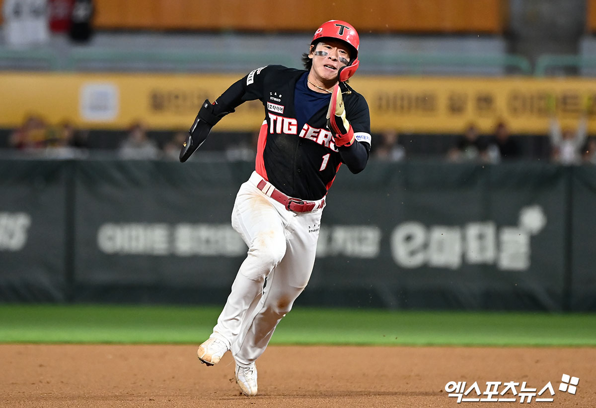 KIA 내야수 박찬호는 10일 잠실구장에서 열린 '2024 신한 SOL Bank KBO 리그' LG와 주중 3연전 두 번째 경기에서 9번타자 유격수로 선발 출전했다. 9회초 선두타자 2루타로 동점의 포문을 열었고, 10회초 끝내기 희생플라이로 결승타를 기록했다. 엑스포츠뉴스 DB