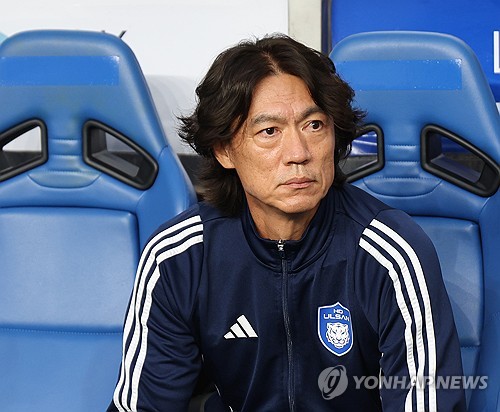 대한민국 축구 국가대표팀 새 사령탑으로 내정된 홍명보 현 울산HD 감독이 자신의 선임을 둘러싼 논란 등에 대해 입을 열었다. 홍 감독은 자신이 지휘봉을 잡았던 2014년 브라질 월드컵  참패 뒤를 떠올리며 '그 때 기억은 끔찍했지만 축구 인생에서 마지막으로 한 번 더 도전하고 싶었다'는 소감을 내놨다. 홍 감독은 박주호의 충격적인 폭로에 대해선 포옹해야 좋은 방향으로 나아갈 수 있다는 뜻을 전했다. 울산 팬들에겐 미안함을 감추지 않았다. 홍 감독은 2026년 6월 미국과 캐나다, 멕시코에서 공동개최하는 북중미 월드컵을 넘어 2027년 2월 끝나는 사우디아라비아 아시안컵까지 계약할 예정이다. 한국프로축구연맹 