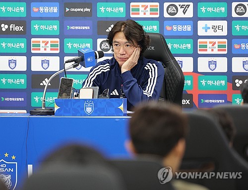 대한민국 축구 국가대표팀 새 사령탑으로 내정된 홍명보 현 울산HD 감독이 자신의 선임을 둘러싼 논란 등에 대해 입을 열었다. 홍 감독은 자신이 지휘봉을 잡았던 2014년 브라질 월드컵  참패 뒤를 떠올리며 '그 때 기억은 끔찍했지만 축구 인생에서 마지막으로 한 번 더 도전하고 싶었다'는 소감을 내놨다. 홍 감독은 박주호의 충격적인 폭로에 대해선 포옹해야 좋은 방향으로 나아갈 수 있다는 뜻을 전했다. 울산 팬들에겐 미안함을 감추지 않았다. 홍 감독은 2026년 6월 미국과 캐나다, 멕시코에서 공동개최하는 북중미 월드컵을 넘어 2027년 2월 끝나는 사우디아라비아 아시안컵까지 계약할 예정이다. 한국프로축구연맹 