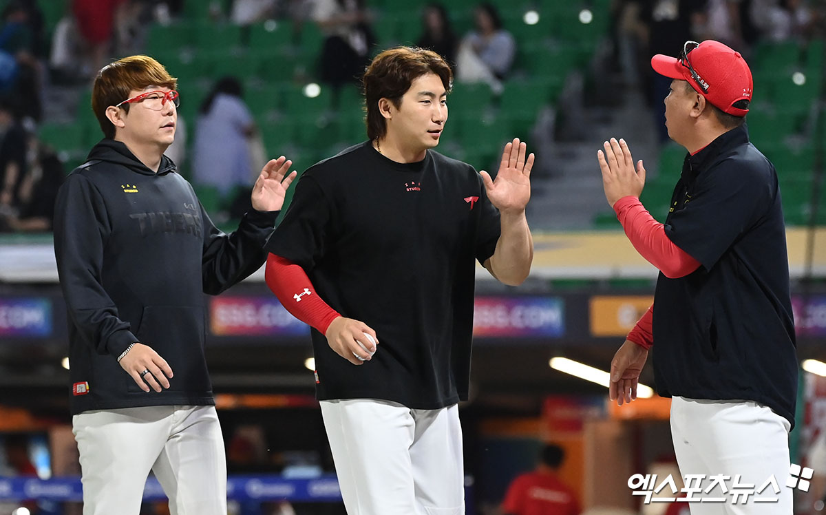 이범호 KIA 감독(오른쪽)은 10일 잠실구장에서 열린 '2024 신한 SOL Bank KBO 리그' LG와 주중 3연전 두 번째 경기에서 팀의 5-2 승리를 지휘했다. 이 감독은 경기 뒤 끝까지 포기하지 않은 선수단을 칭찬했다. 엑스포츠뉴스 DB