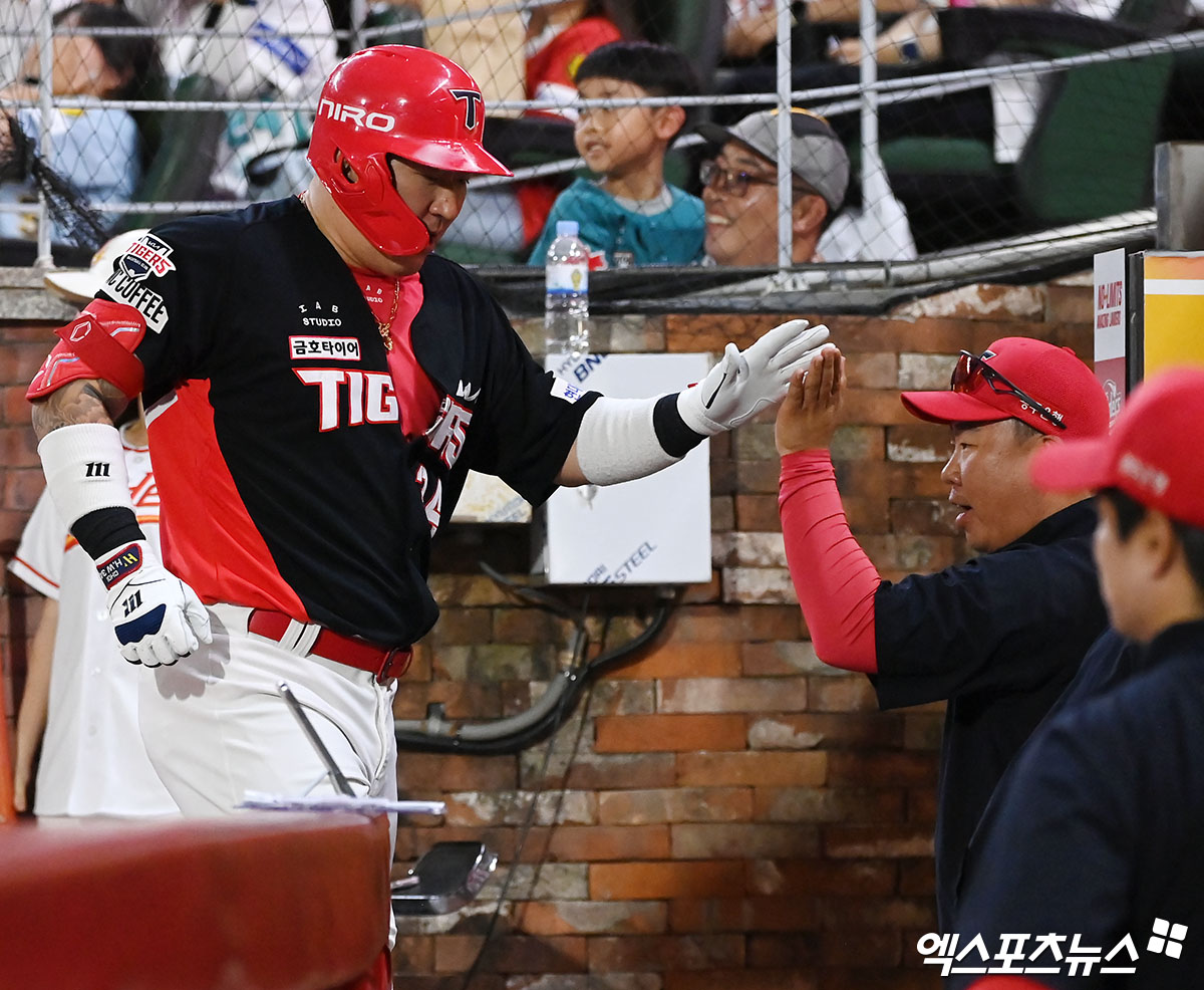 KIA 외야수 최형우(왼쪽)는 10일 잠실구장에서 열린 '2024 신한 SOL Bank KBO 리그' LG와 주중 3연전 두 번째 경기에서 4번 지명타자로 선발 출전했다. 9회초 천금같은 동점타를 쳐 팀을 위기에서 구해냈다. 엑스포츠뉴스 DB