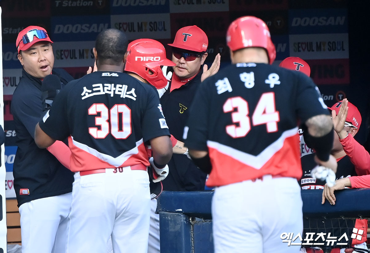 이범호 KIA 감독(왼쪽)은 10일 잠실구장에서 열린 '2024 신한 SOL Bank KBO 리그' LG와 주중 3연전 두 번째 경기에서 팀의 5-2 승리를 지휘했다. 이 감독은 경기 뒤 끝까지 포기하지 않은 선수단을 칭찬했다. 엑스포츠뉴스 DB