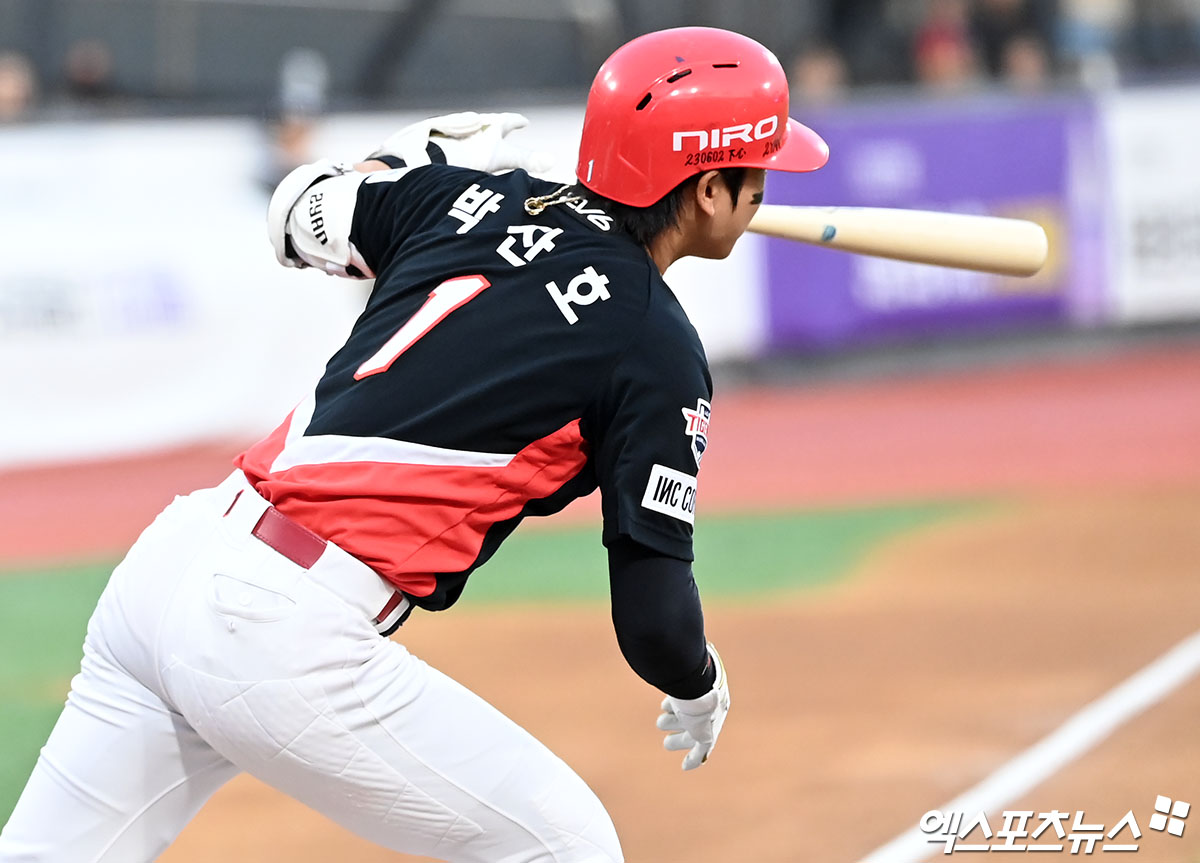 KIA 내야수 박찬호는 10일 잠실구장에서 열린 '2024 신한 SOL Bank KBO 리그' LG와 주중 3연전 두 번째 경기에서 9번타자 유격수로 선발 출전했다. 9회초 선두타자 2루타로 동점의 포문을 열었고, 10회초 끝내기 희생플라이로 결승타를 기록했다. 엑스포츠뉴스 DB