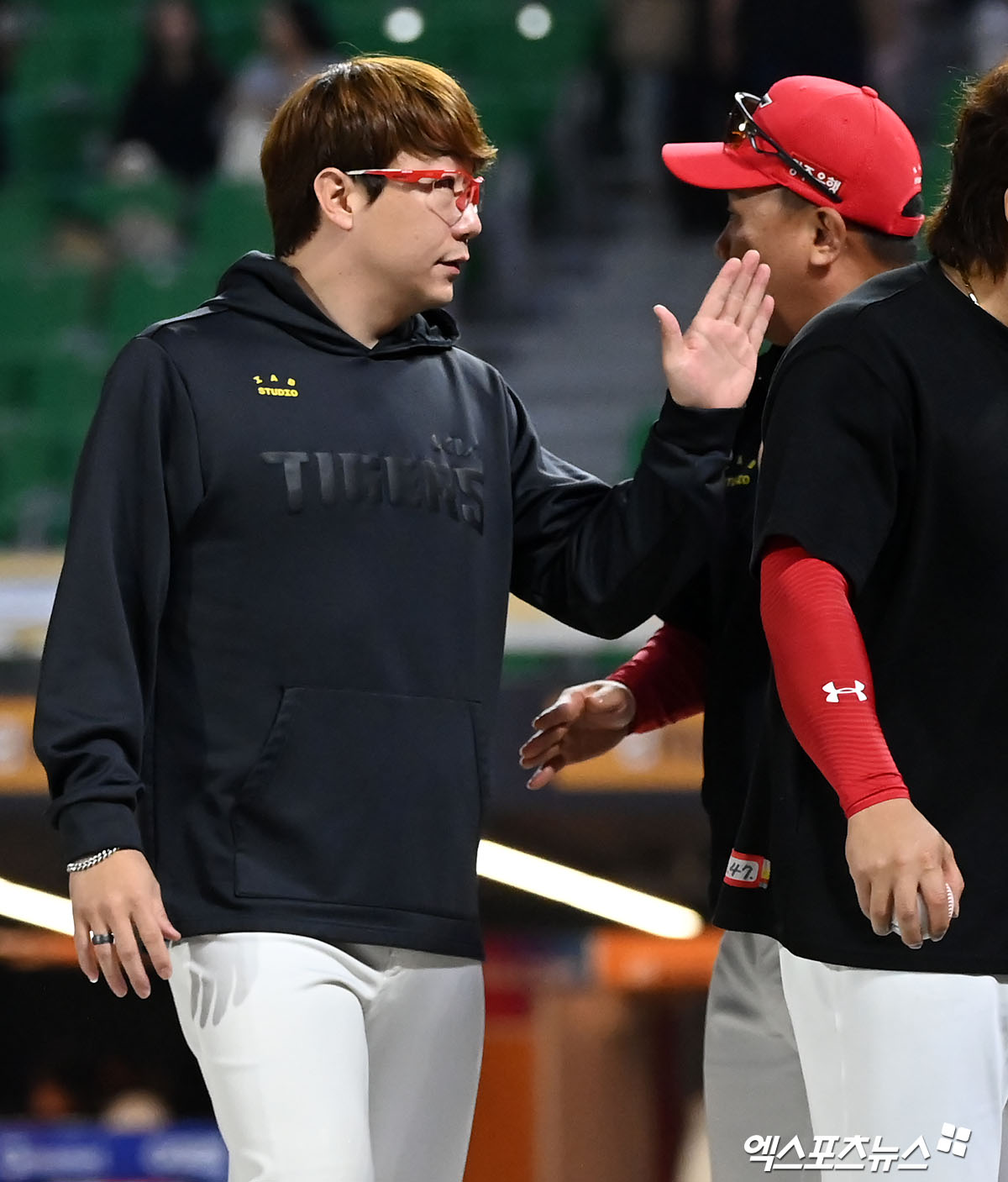 KIA 투수 양현종은 10일 잠실구장에서 열린 '2024 신한 SOL Bank KBO 리그' LG와 주중 3연전 두 번째 경기에서 선발 등판했다. 이날 KBO 리그 최초 400경기 선발 등판에 이어 11시즌 연속 100이닝 투구 등 여러 대기록을 세웠다. 엑스포츠뉴스 DB